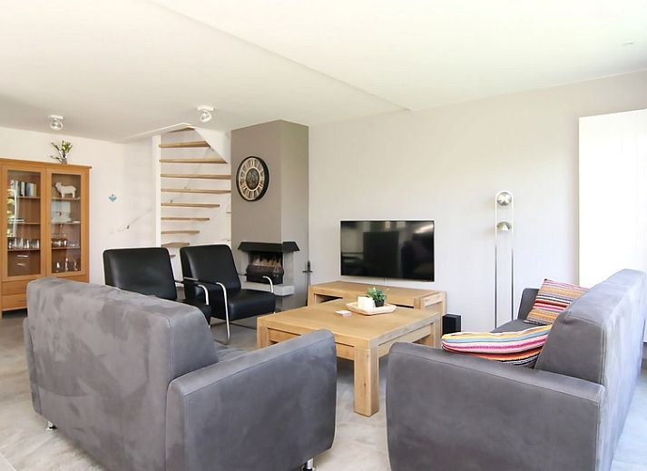 Das Ferienhaus D 707 in De Cocksdorp, Texel, bietet eine charmante Unterkunft mit einer sonnigen Veranda und gruener Umgebung auf den Watteninseln.