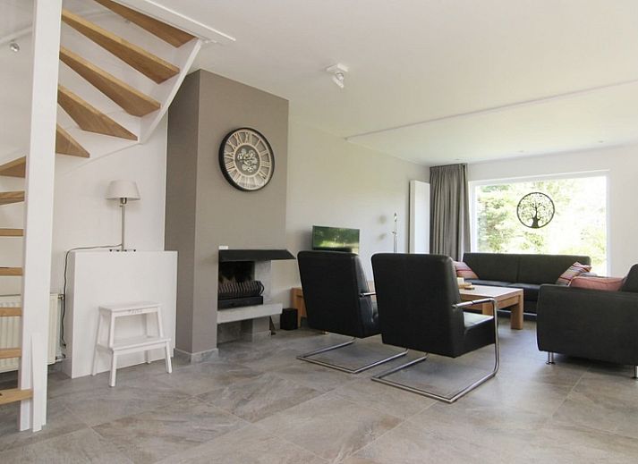 Das Ferienhaus D 707 in De Cocksdorp, Texel, bietet eine charmante Unterkunft mit einer sonnigen Terrasse und gruener Umgebung auf den Watteninseln.