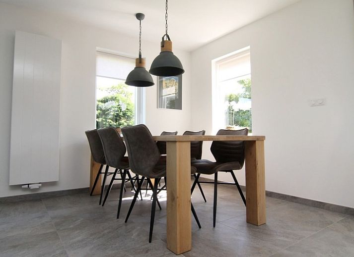 Das Ferienhaus D 707 in De Cocksdorp, Texel, bietet eine charmante Unterkunft mit einer sonnigen Terrasse und gruener Umgebung auf den Watteninseln.