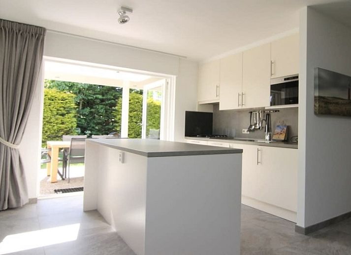 Das Ferienhaus D 707 in De Cocksdorp, Texel, bietet eine charmante Unterkunft mit einer sonnigen Terrasse und gruener Umgebung auf den Watteninseln.