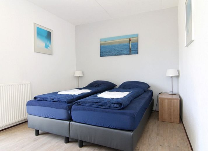 Das Ferienhaus D 707 in De Cocksdorp, Texel, bietet eine charmante Unterkunft mit einer sonnigen Terrasse und gruener Umgebung auf den Watteninseln.