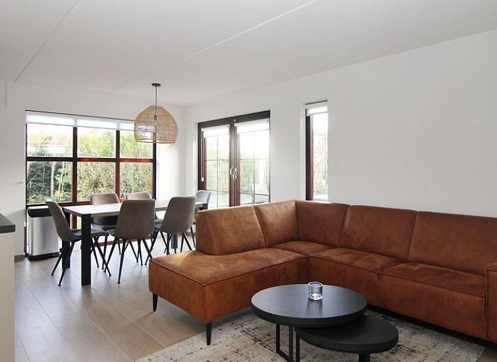 Das Ferienhaus D 489 in De Cocksdorp, Texel, bietet ein charmantes Aeusseres mit einem gruenen Garten und rustikaler Architektur auf den Watteninseln.