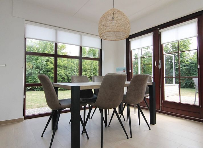 Das Ferienhaus D 489 in De Cocksdorp, Texel, bietet ein charmantes Aeusseres mit einem gruenen Garten und rustikaler Architektur auf den Watteninseln.