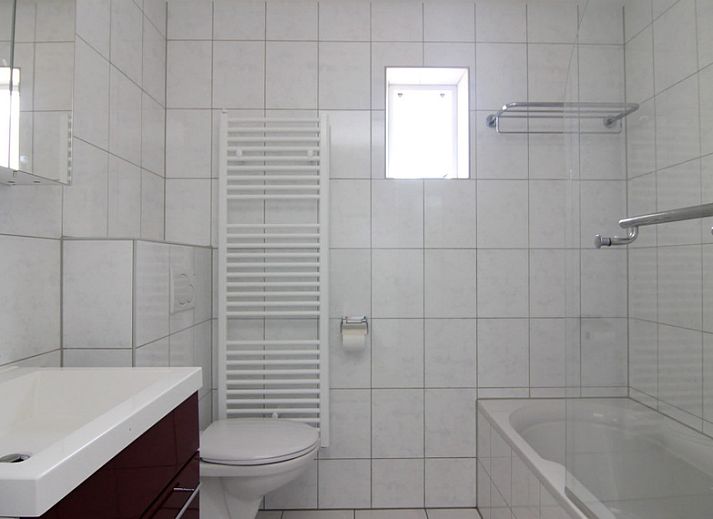 Das Ferienhaus D 489 in De Cocksdorp, Texel, bietet ein charmantes Aeusseres mit einem gruenen Garten und rustikaler Architektur auf den Watteninseln.