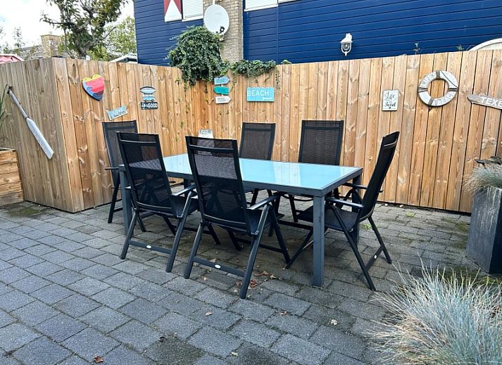 Vakantiehuis A 227 in De Cocksdorp op Texel, Waddeneilanden, omgeven door weelderige natuur en een helderblauwe lucht.