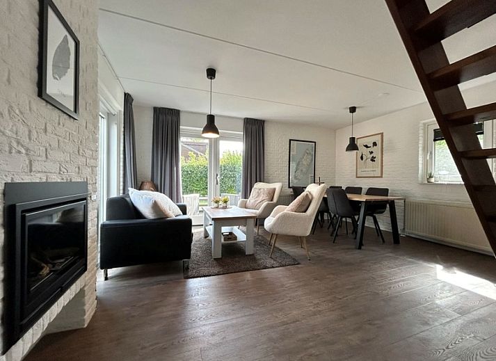 Vakantiehuis A 227 in De Cocksdorp, Texel, toont moderne architectuur omgeven door weelderige natuur op de Waddeneilanden.