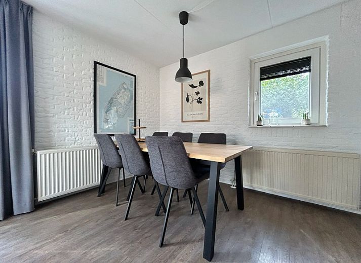 Vakantiehuis A 227 in De Cocksdorp, Texel, toont moderne architectuur omgeven door weelderige natuur op de Waddeneilanden.