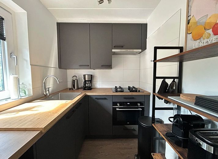 Vakantiehuis A 227 in De Cocksdorp, Texel, toont moderne architectuur omgeven door weelderige natuur op de Waddeneilanden.