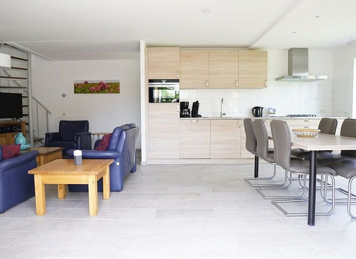 Vakantiehuis D 479 in De Cocksdorp, Texel, biedt een serene buitenomgeving met een groene tuin en moderne architectuur op de Waddeneilanden.