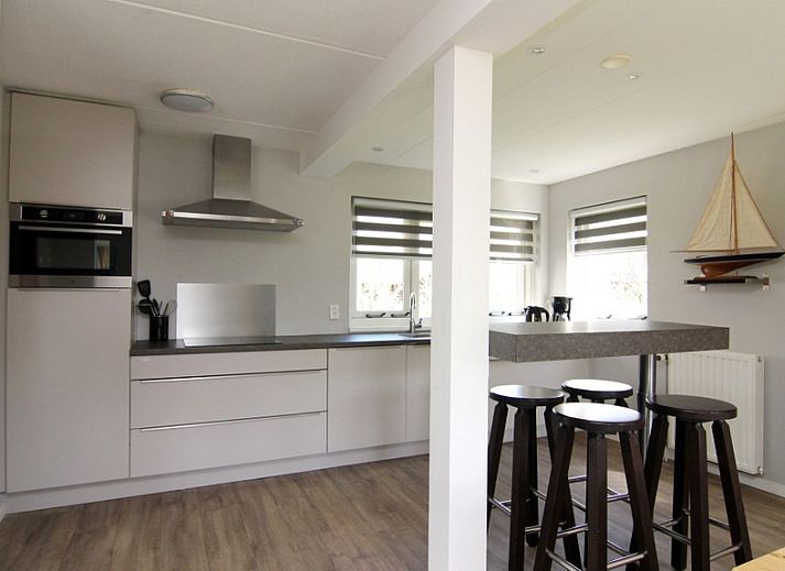 Vacation home B 011 in De Cocksdorp, Texel, offers a serene vacation experience with modern architecture and green surroundings.