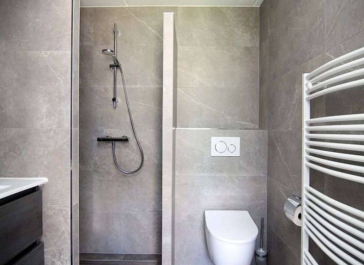 Vacation home B 011 in De Cocksdorp, Texel, offers a serene vacation experience with modern architecture and green surroundings.