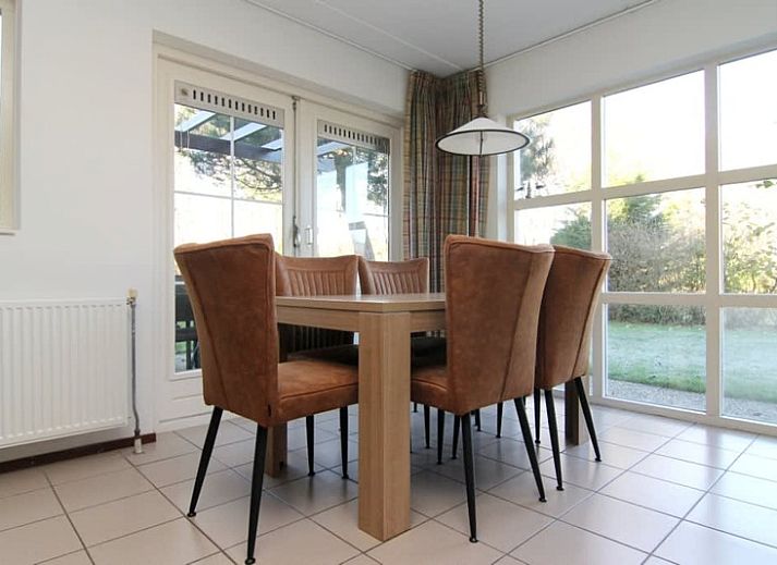 Das Ferienhaus D 760 in De Cocksdorp, Texel, bietet eine charmante Terrasse mit Gartenblick, ideal zum Entspannen auf den Watteninseln.