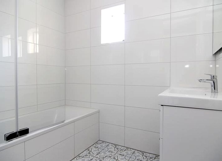 Das Ferienhaus D 760 in De Cocksdorp, Texel, bietet eine charmante Terrasse mit Gartenblick, ideal zum Entspannen auf den Watteninseln.