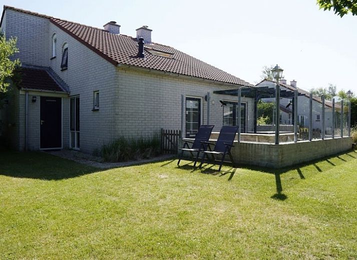 Vakantiehuis D 696 in De Cocksdorp op Texel biedt een charmant terras en groene omgeving, ideaal voor een ontspannen verblijf op de Waddeneilanden.