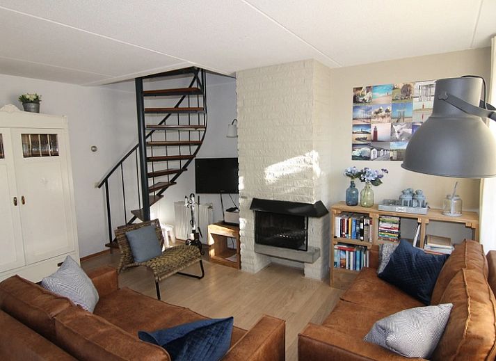 Vakantiehuis D 696 in De Cocksdorp op Texel biedt een charmant terras en groene omgeving, ideaal voor een ontspannen verblijf op de Waddeneilanden.