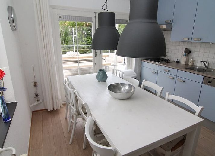 Vakantiehuis D 696 in De Cocksdorp, Texel met zonnige veranda en groene omgeving, ideaal voor een ontspannen verblijf op de Waddeneilanden.