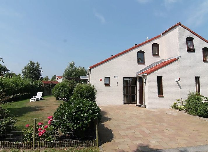Vakantiehuis D 521 in De Cocksdorp, Texel biedt een charmante buitenruimte met terras en groene tuin op de Waddeneilanden.
