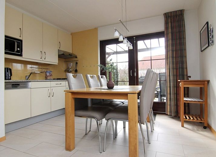 Vakantiehuis D 521 in De Cocksdorp, Texel biedt een serene omgeving met een ruime tuin en terras, ideaal voor ontspanning op de Waddeneilanden.