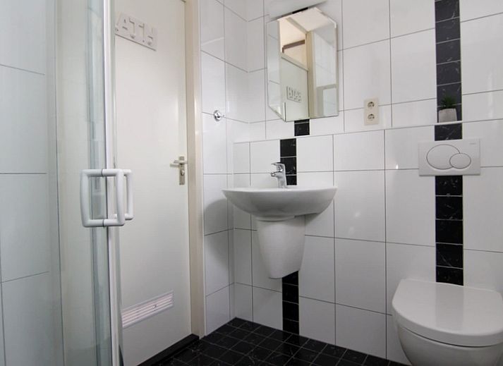 Vakantiehuis D 521 in De Cocksdorp, Texel biedt een serene omgeving met een ruime tuin en terras, ideaal voor ontspanning op de Waddeneilanden.