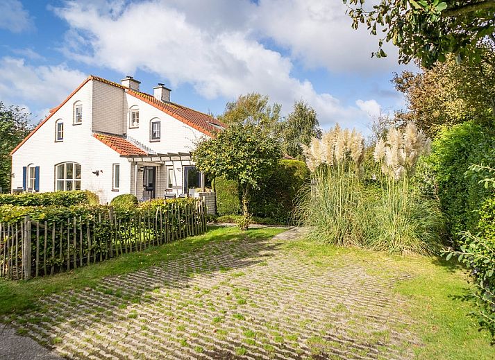 Vakantiehuis D 694 in De Cocksdorp, Texel, omgeven door weelderige natuur en een zonnige tuin, ideaal voor een ontspannen verblijf op de Waddeneilanden.