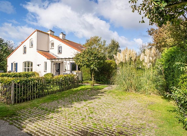 Vakantiehuis D 694 in De Cocksdorp, Texel, omgeven door weelderige natuur en een zonnige tuin, ideaal voor een ontspannen verblijf op de Waddeneilanden.