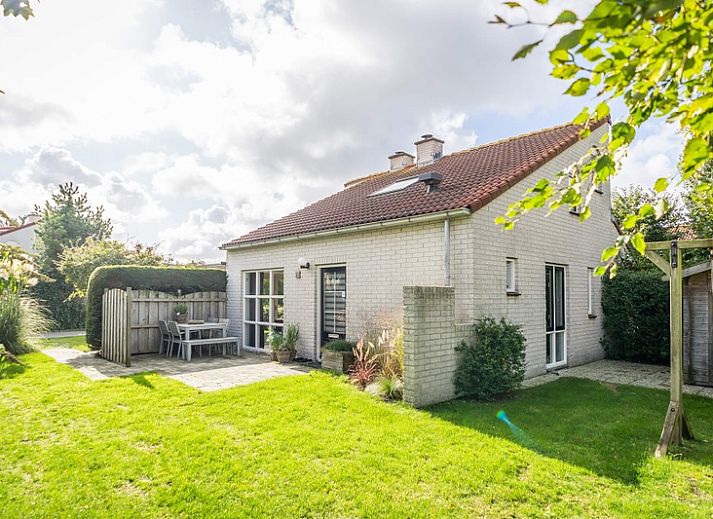 Vakantiehuis D 694 in De Cocksdorp, Texel, omgeven door weelderige natuur en een zonnige tuin, ideaal voor een ontspannen verblijf op de Waddeneilanden.