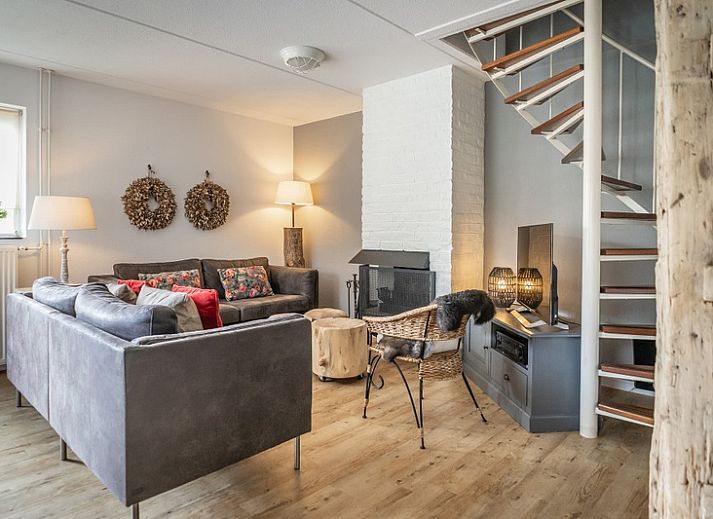 Vakantiehuis D 694 in De Cocksdorp, Texel, omgeven door weelderige natuur en een zonnige tuin, ideaal voor een ontspannen verblijf op de Waddeneilanden.