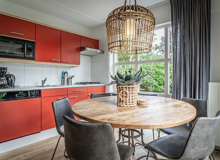 Vakantiehuis D 694 in De Cocksdorp, Texel, omgeven door weelderige natuur en een uitnodigende tuin met groen uitzicht.