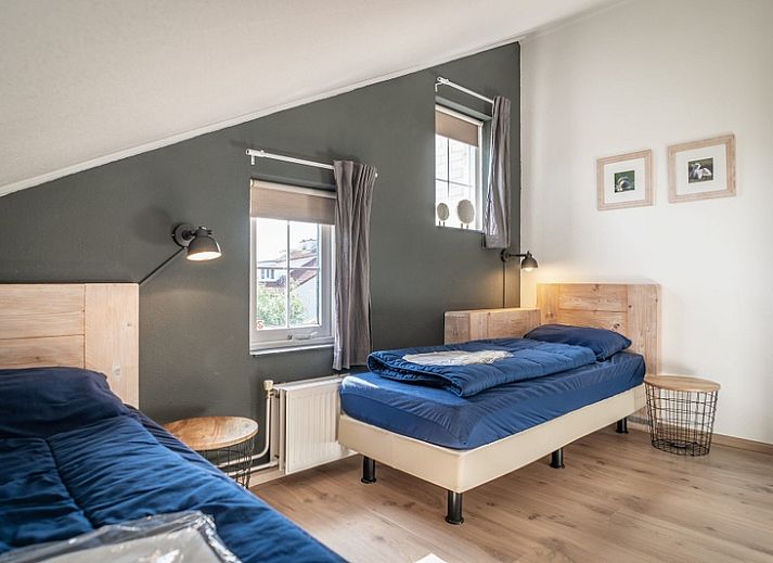 Vakantiehuis D 694 in De Cocksdorp, Texel, omgeven door weelderige natuur en een uitnodigende tuin met groen uitzicht.