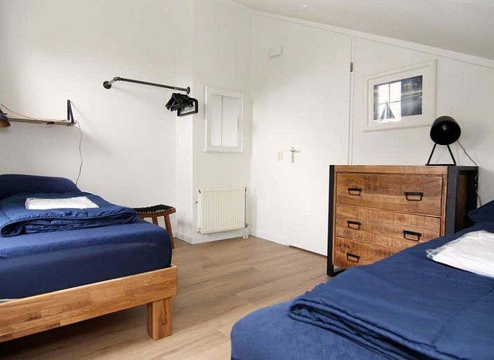 Das Ferienhaus D 671 in De Cocksdorp, Texel, bietet einen ruhigen Aussenbereich mit eingezaeuntem Garten und Tor, ideal fuer Entspannung auf den Watteninseln.