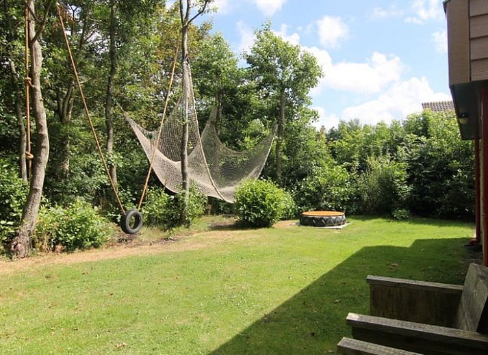 Vakantiehuis B 015 in De Cocksdorp, Texel, omgeven door herfstige natuur en sfeervolle tuin op de Waddeneilanden.
