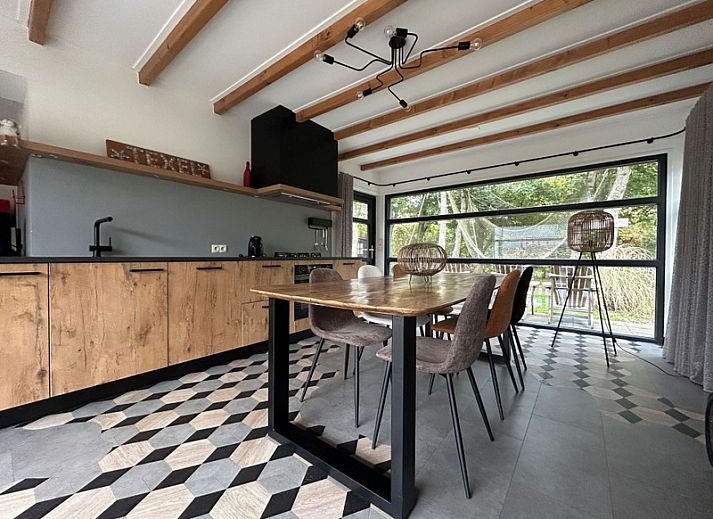 Vakantiehuis B 015 in De Cocksdorp, Texel, omgeven door herfstige natuur en sfeervolle tuin op de Waddeneilanden.