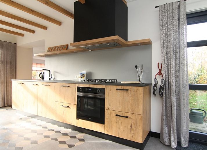 Vakantiehuis B 015 in De Cocksdorp, Texel, omgeven door herfstige natuur en sfeervolle tuin op de Waddeneilanden.