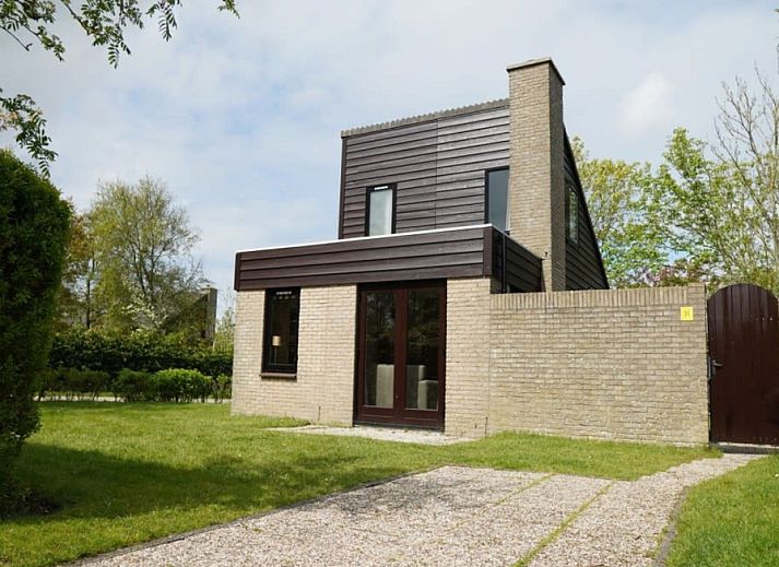 Vakantiehuis B 031 in De Cocksdorp, Texel biedt een modern verblijf met ruime tuin en serene omgeving op de Waddeneilanden.