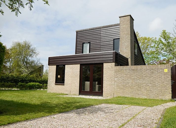 Vakantiehuis B 031 in De Cocksdorp, Texel biedt een modern verblijf met ruime tuin en serene omgeving op de Waddeneilanden.