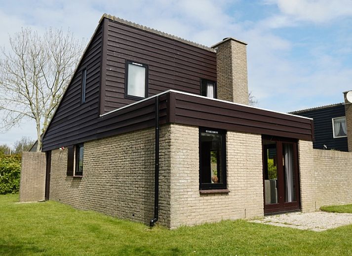 Vakantiehuis B 031 in De Cocksdorp, Texel biedt een modern verblijf met ruime tuin en serene omgeving op de Waddeneilanden.