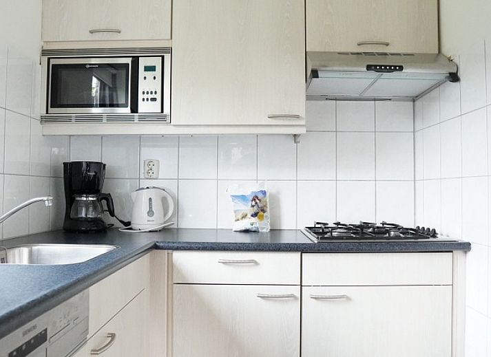 Vakantiehuis B 031 in De Cocksdorp, Texel biedt een moderne buitenkant met groene tuin, ideaal voor een ontspannen verblijf op de Waddeneilanden.