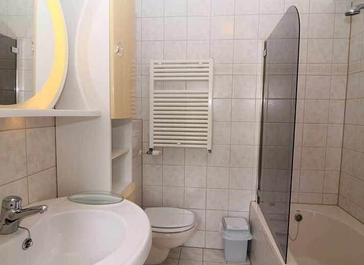 Vakantiehuis B 031 in De Cocksdorp, Texel biedt een moderne buitenkant met groene tuin, ideaal voor een ontspannen verblijf op de Waddeneilanden.