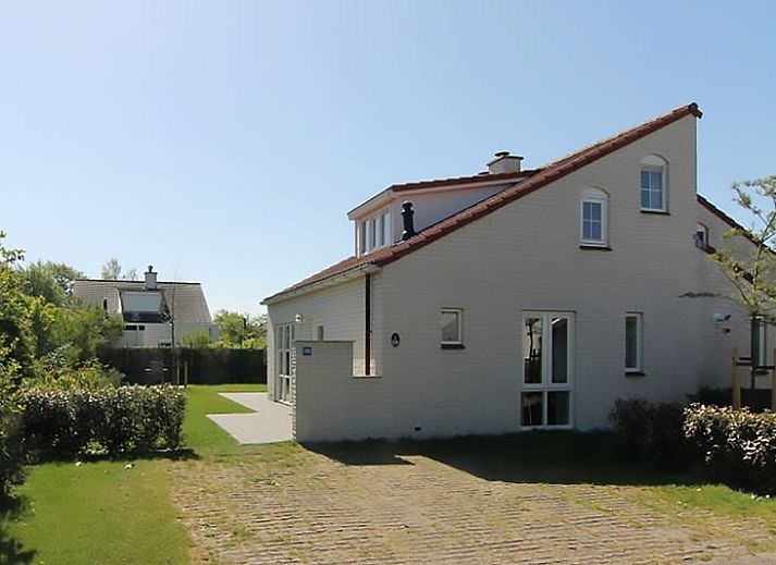 Vakantiehuis D 706 in De Cocksdorp, Texel, Waddeneilanden, met zonnig terras en groene tuin voor een ontspannen verblijf.