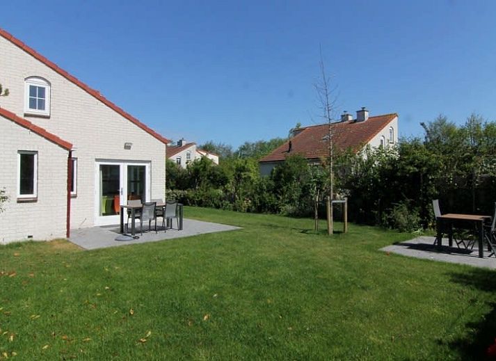 Vakantiehuis D 706 in De Cocksdorp, Texel, Waddeneilanden, met zonnig terras en groene tuin voor een ontspannen verblijf.