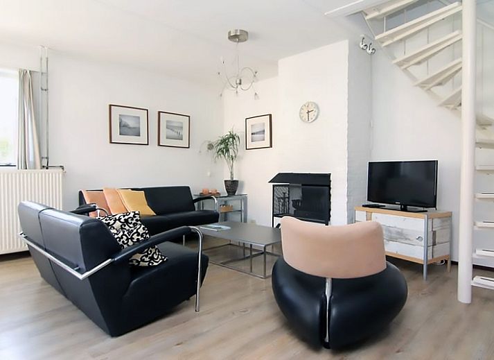 Vakantiehuis D 706 in De Cocksdorp, Texel, Waddeneilanden, met zonnig terras en groene tuin voor een ontspannen verblijf.