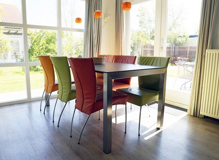 Vakantiehuis D 706 in De Cocksdorp, Texel biedt een zonnige buitenruimte met een charmante tuin en moderne architectuur.