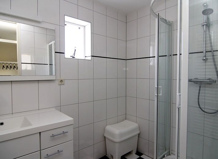 Vakantiehuis D 706 in De Cocksdorp, Texel biedt een zonnige buitenruimte met een charmante tuin en moderne architectuur.