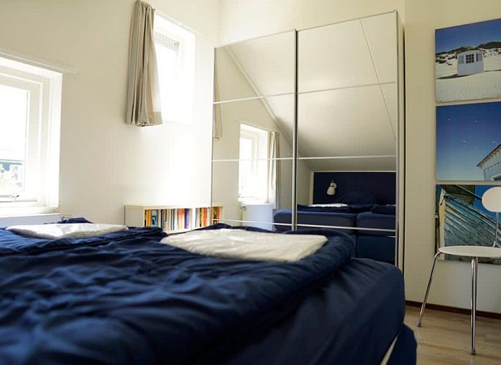 Vakantiehuis D 706 in De Cocksdorp, Texel biedt een zonnige buitenruimte met een charmante tuin en moderne architectuur.