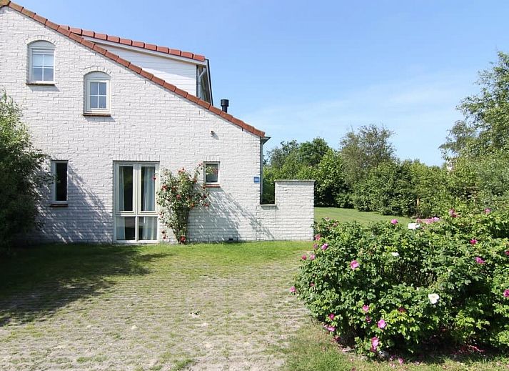 Vakantiehuis D 800 in De Cocksdorp, Texel, biedt een charmante buitenruimte met groene tuin en ontspannen sfeer op de Waddeneilanden.