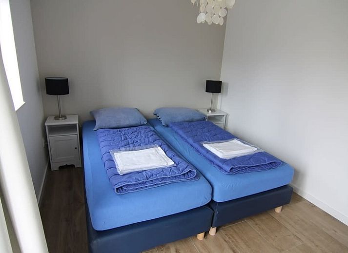 Vakantiehuis D 800 in De Cocksdorp, Texel, omgeven door groen en bloemen, ideaal voor een ontspannen verblijf op de Waddeneilanden.