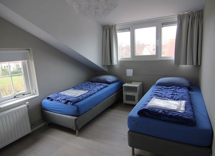 Vakantiehuis D 800 in De Cocksdorp, Texel, omgeven door groen en bloemen, ideaal voor een ontspannen verblijf op de Waddeneilanden.