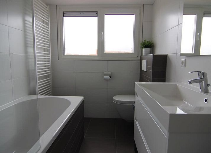 Vakantiehuis D 800 in De Cocksdorp, Texel, omgeven door groen en bloemen, ideaal voor een ontspannen verblijf op de Waddeneilanden.