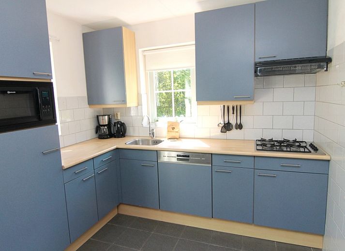 Vakantiehuis E 724 in De Cocksdorp op Texel biedt een charmant verblijf met een groene tuin en rustieke architectuur op de Waddeneilanden.