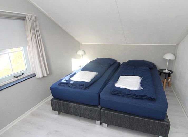 Geniet van de zon op het terras van Vakantiehuis E 724 in De Cocksdorp, Texel, omringd door groene natuur op de Waddeneilanden.